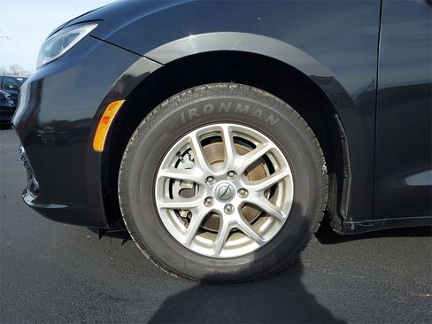 Used 2022 Chrysler Pacifica Touring-L image 16