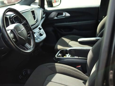 Used 2021 Chrysler Pacifica Touring w/ Uconnect Theater Family Group image 15