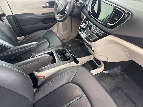 Used 2024 Chrysler Pacifica Touring-L FWD image 25