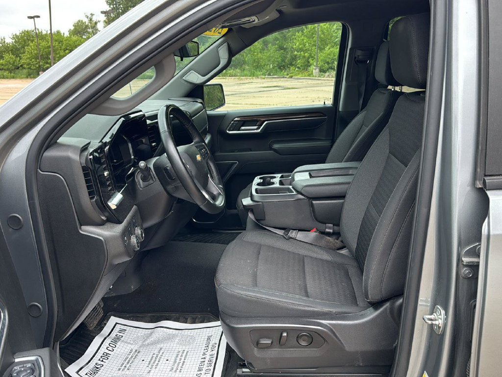 Used 2025 Chevrolet Silverado 1500 LT AWD/4WD image 2