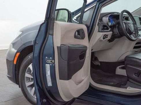 Used 2024 Chrysler Pacifica Limited FWD image 7