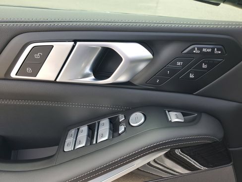 Used 2025 BMW X7 M60i w/ Executive Package image 29