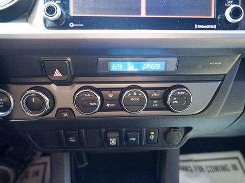 Used 2022 Toyota Tacoma TRD Off-Road image 25