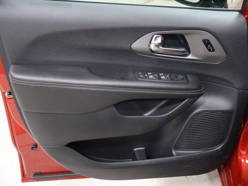 New 2027 Chrysler Pacifica Select AWD/4WD image 9