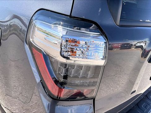 Used 2021 Toyota 4Runner TRD Off-Road Premium w/ Moonroof Package AWD/4WD image 25