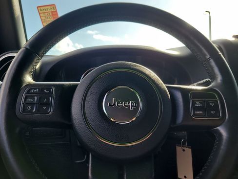 Used 2017 Jeep Wrangler Unlimited Rubicon image 25