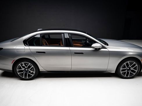 Used 2023 BMW 740i RWD image 32