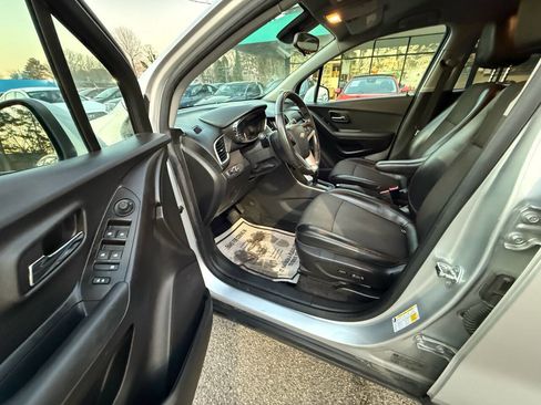 Used 2019 Chevrolet Trax LT w/ LT Convenience Package image 11