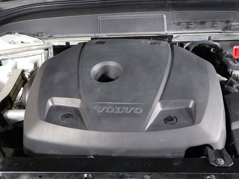 Used 2021 Volvo XC60 T5 Momentum w/ Premium Package image 17