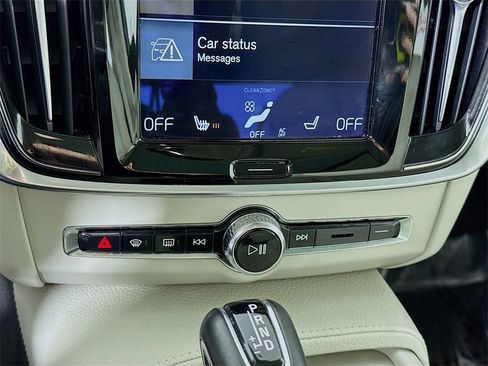 Used 2017 Volvo S90 T6 Momentum w/ Vision Package image 8