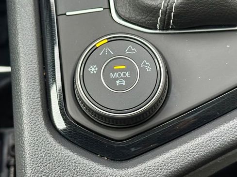 Certified 2025 Volkswagen Taos SE w/ Panoramic Sunroof Package image 40