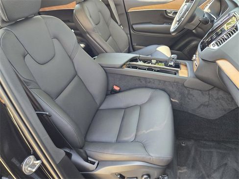Certified 2025 Volvo XC90 T8 Plus w/ Protection Package Premier image 17