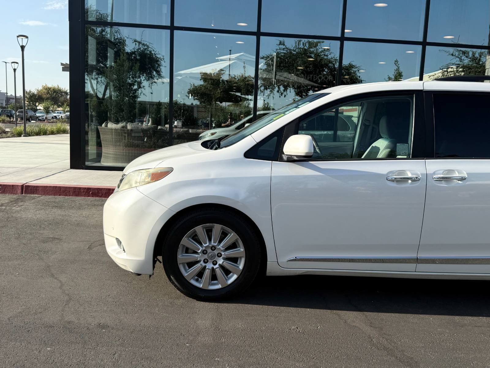 Used 2012 Toyota Sienna Limited w/ Premium Pkg FWD image 10