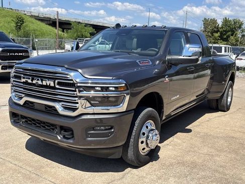 Used 2025 RAM 3500 Laramie AWD/4WD image 9