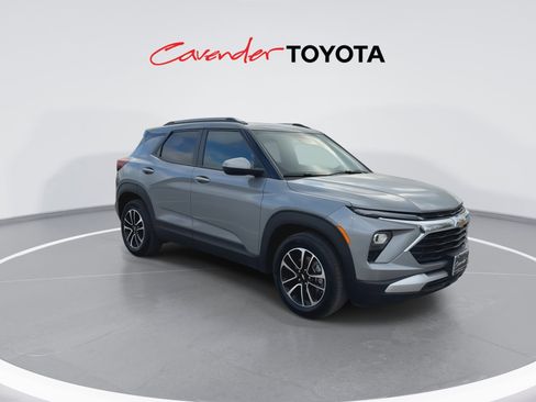 Used 2025 Chevrolet TrailBlazer LT image 2