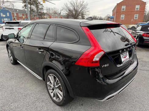 Used 2018 Volvo V60 T5 Cross Country w/ Convenience Package image 10