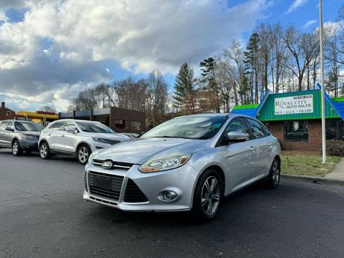 Used 2014 Ford Focus SE w/ SE Sport Package image 1