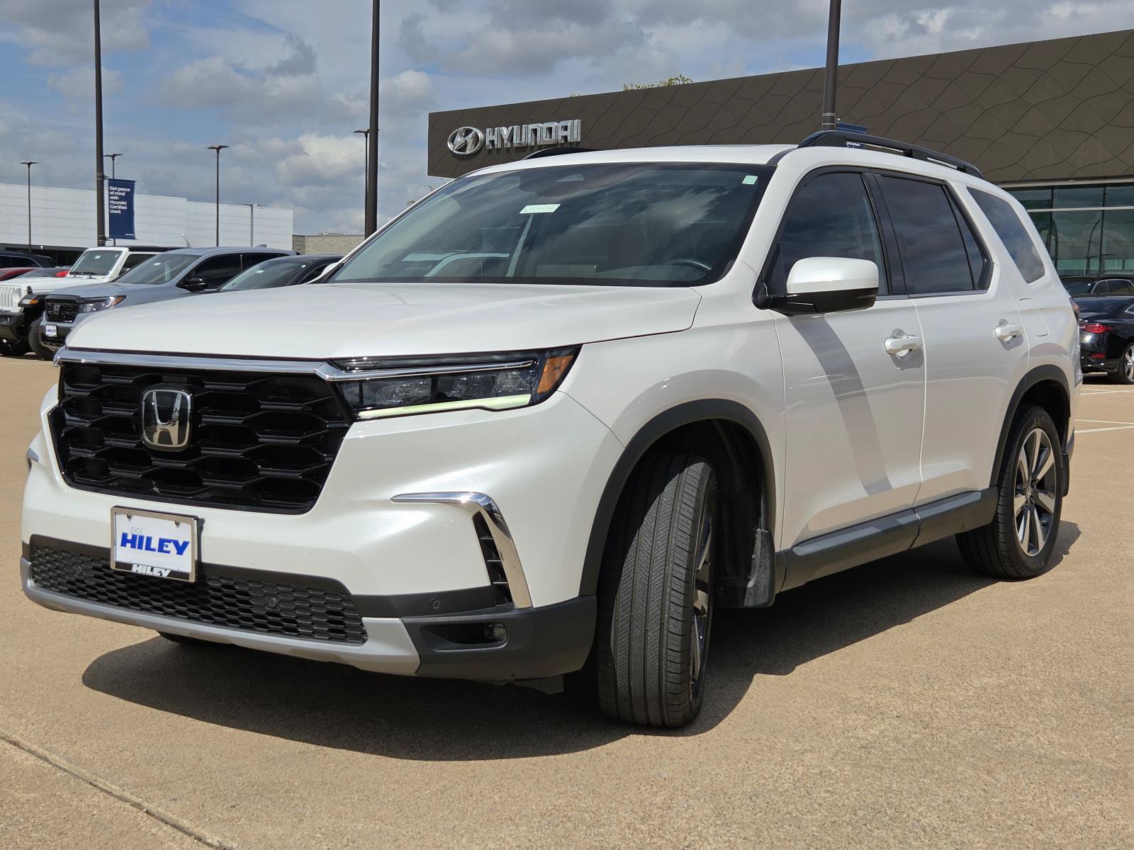 Used 2025 Honda Pilot Touring image 2