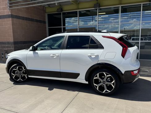 Used 2024 Kia Niro EX Touring image 5