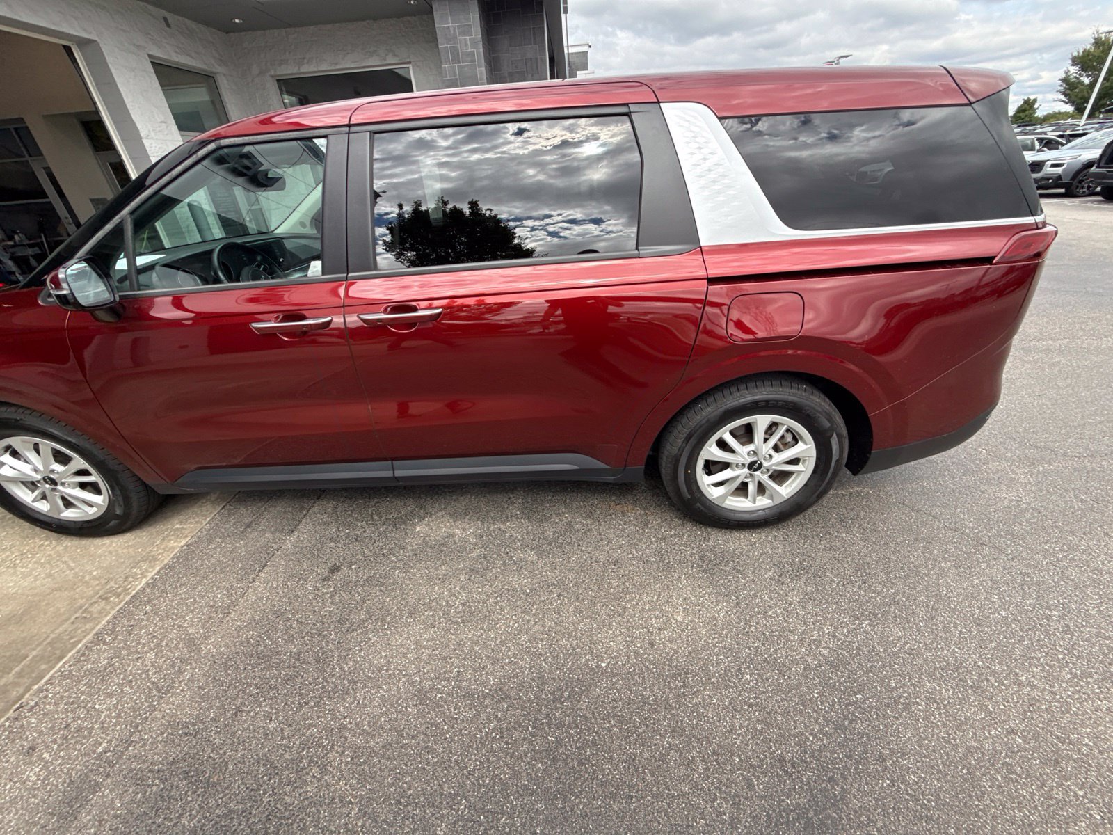 Used 2024 Kia Carnival LX FWD image 9