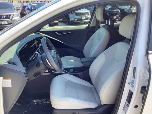Used 2023 Kia Niro EX FWD image 13