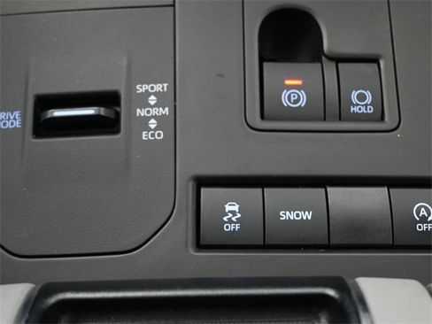 Used 2021 Toyota Highlander XLE image 9