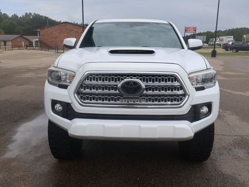 Used 2017 Toyota Tacoma TRD Sport w/ Tow Package (A/T) AWD/4WD image 6