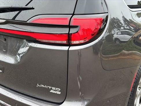 Used 2023 Chrysler Pacifica Limited image 33