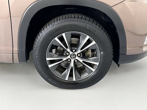 Used 2018 Toyota Highlander Plus FWD image 32