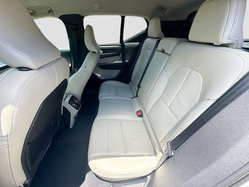 Used 2021 Volvo XC40 T4 Momentum w/ Premium Package FWD image 24