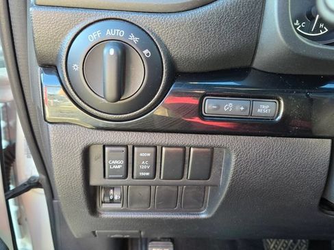 Used 2024 Nissan Titan 4x4 Crew Cab image 27