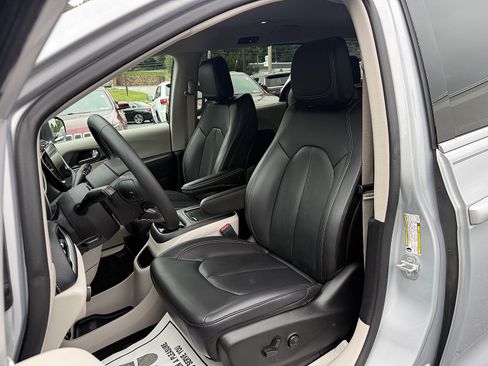 Used 2023 Chrysler Pacifica Touring-L AWD/4WD image 10