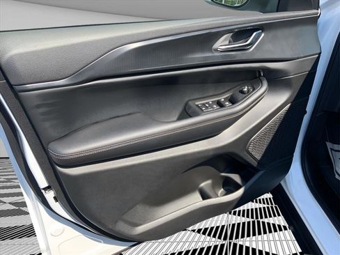 New 2025 Jeep Grand Cherokee Laredo X w/ Luxury Tech Group I image 18