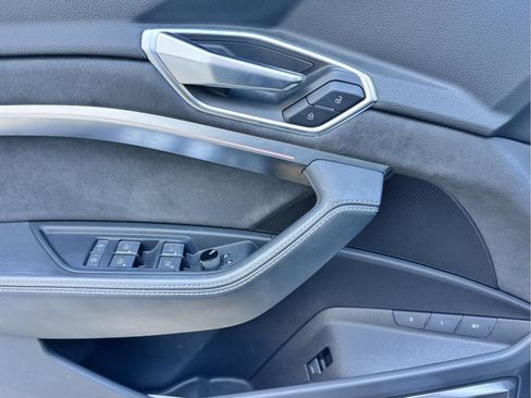 Used 2022 Audi e-tron Prestige w/ Prestige Package image 10