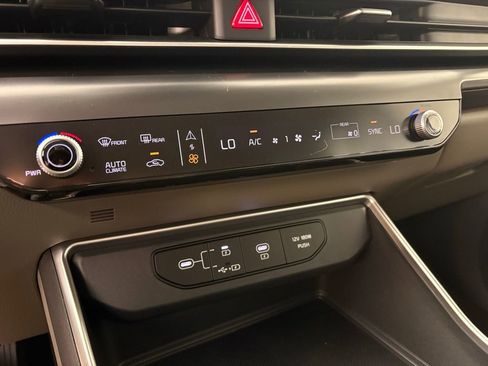 New 2026 Kia Carnival FWD image 32