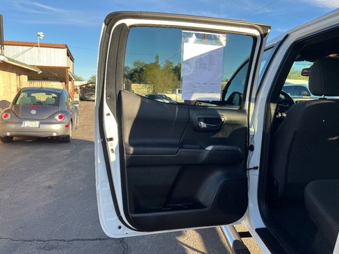 Used 2016 Toyota Tacoma TRD Sport image 29