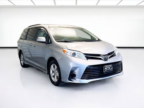 Used 2018 Toyota Sienna LE image 3