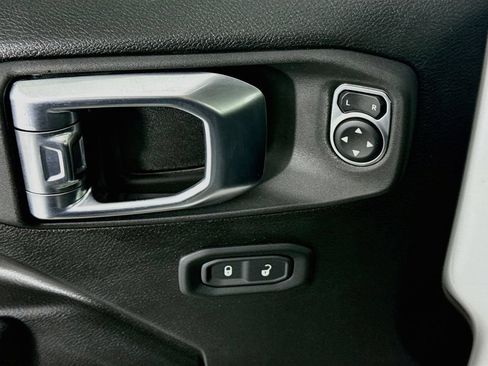 Used 2022 Jeep Wrangler Unlimited Rubicon w/ LED Lighting Group AWD/4WD image 19