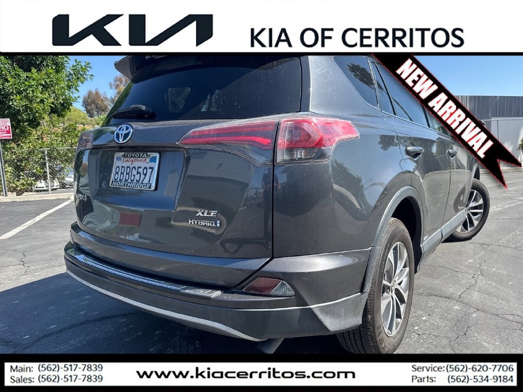 Used 2017 Toyota RAV4 XLE AWD/4WD image 5