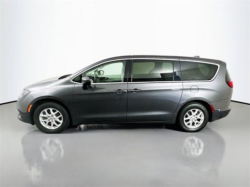 Used 2020 Chrysler Voyager LX image 4