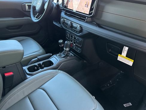 New 2025 Jeep Gladiator Mojave image 14