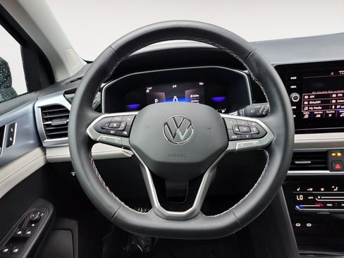 Used 2025 Volkswagen Taos SE w/ Panoramic Sunroof Package FWD image 12