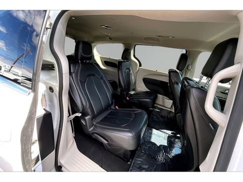 Used 2022 Chrysler Pacifica Touring-L w/ Uconnect Theater Family Group AWD/4WD image 21