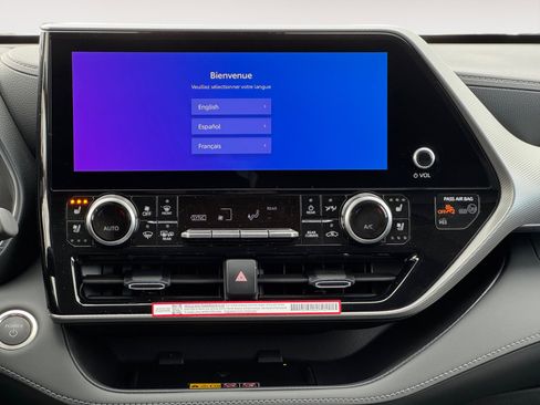 New 2026 Toyota Highlander Platinum image 2