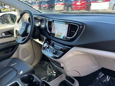 Certified 2024 Chrysler Pacifica Touring-L image 13
