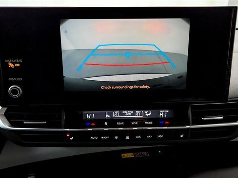 Used 2025 Toyota Sienna XLE image 33