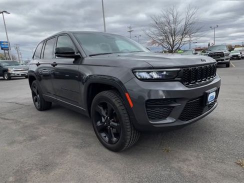 Used 2023 Jeep Grand Cherokee Altitude image 2