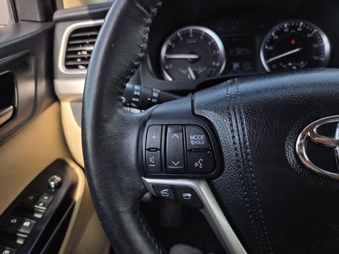 Used 2015 Toyota Highlander Plus FWD image 22