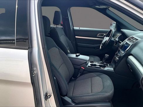 Used 2018 Ford Explorer XLT w/ Equipment Group 201A FWD image 7