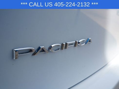 Used 2023 Chrysler Pacifica Touring-L FWD image 7